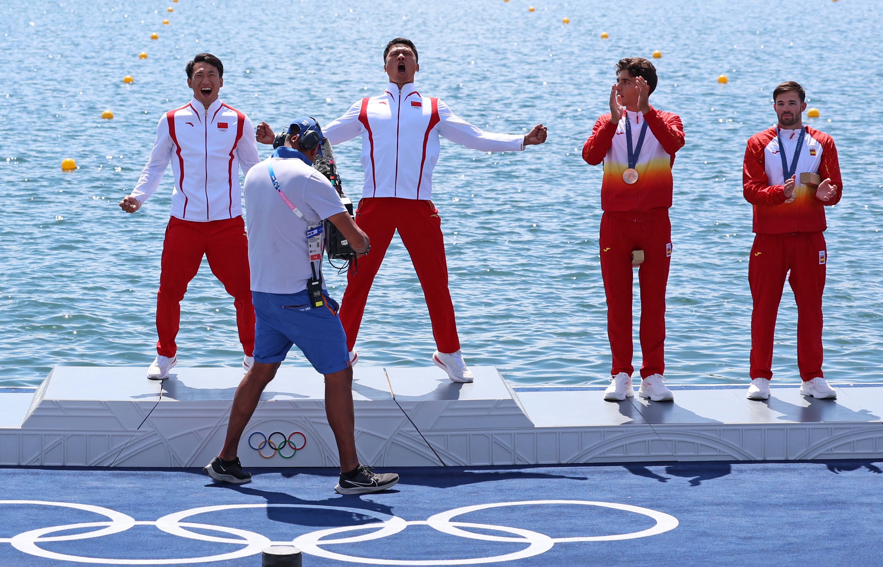 赛艇队员在比赛中展现团队合作力量夺冠