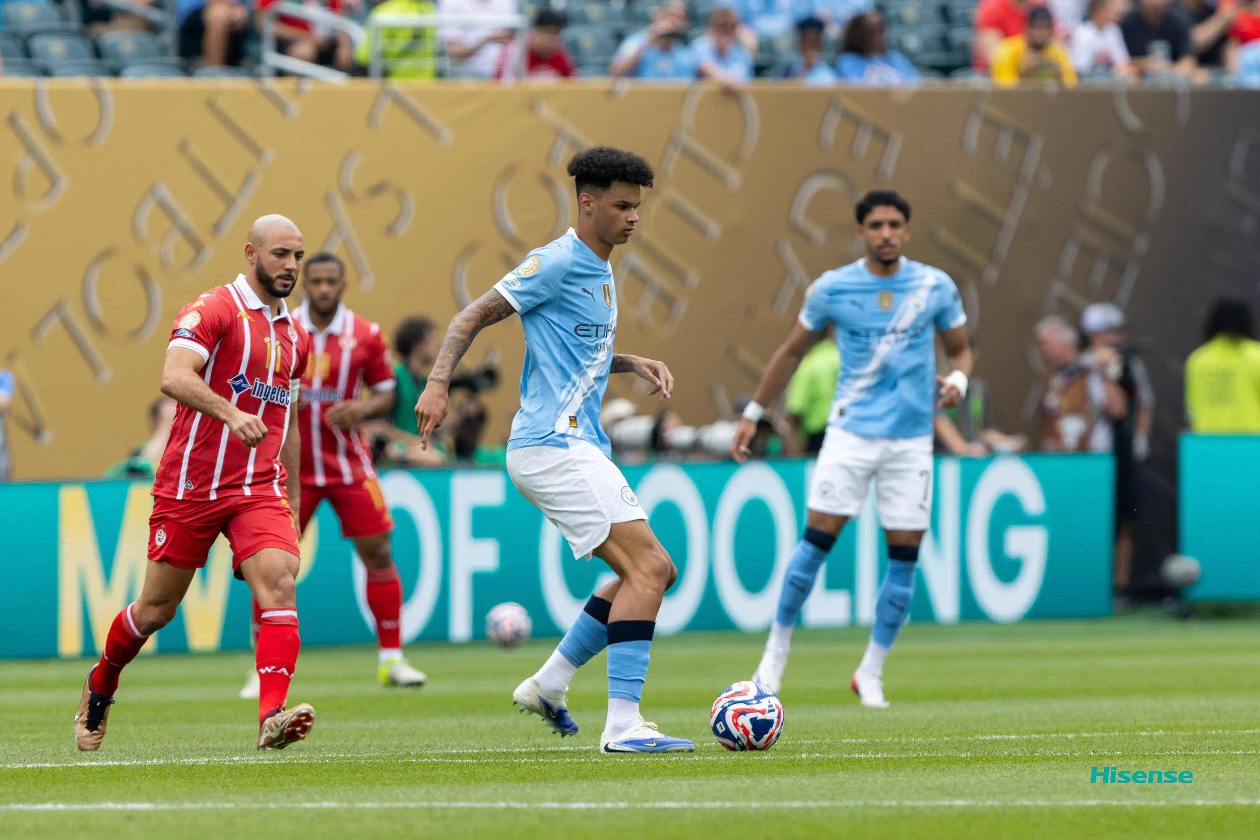 比赛中出现犯规事件，裁判执法失误成焦点