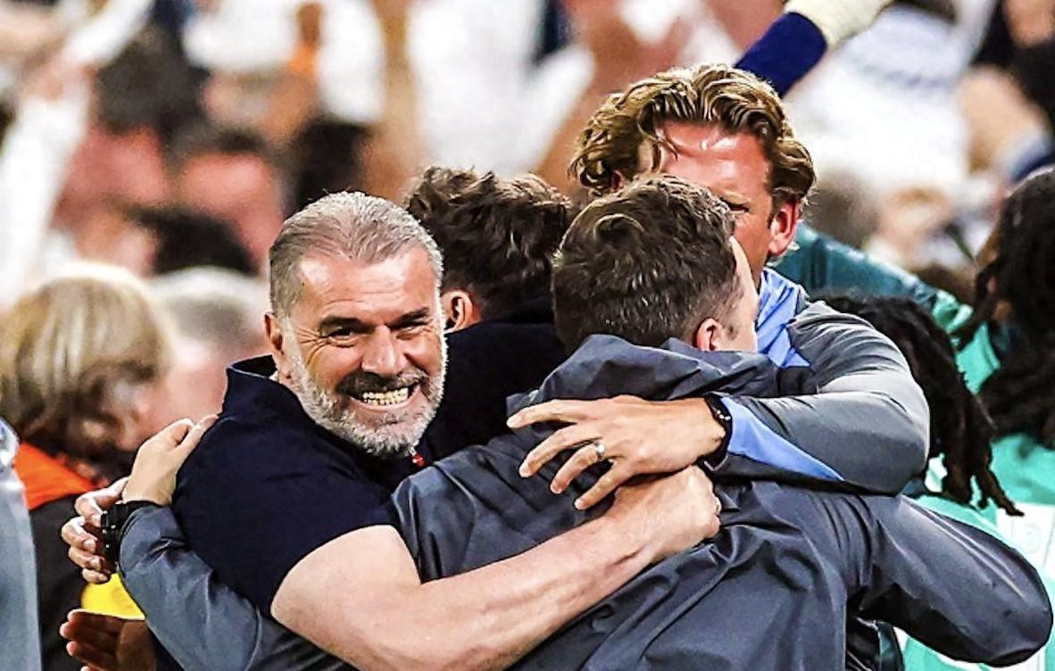 法兰克福主教练点赞球员默契配合