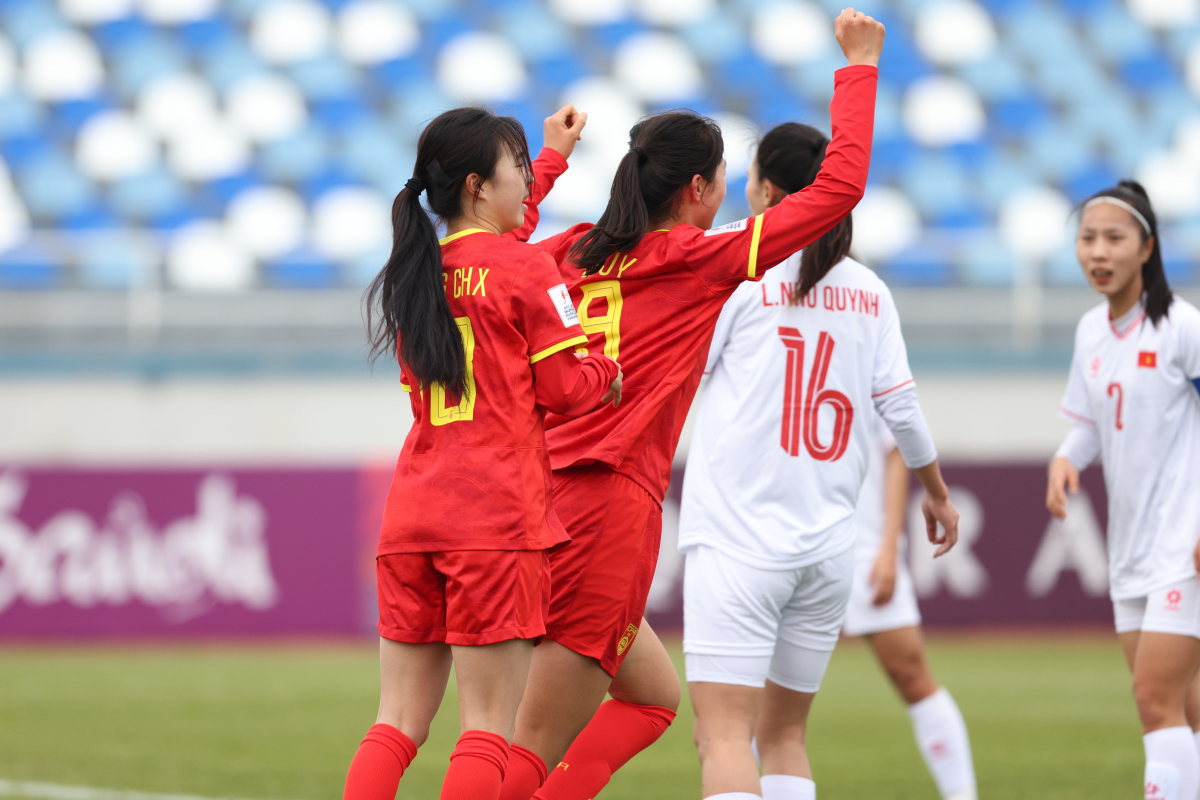 女子足球强队实力碾压对手！