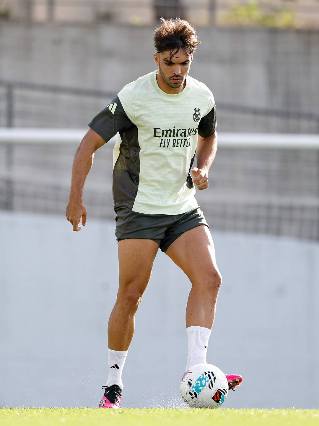 皇家马德里后防线集体表现出色，助球队保持领先的简单介绍