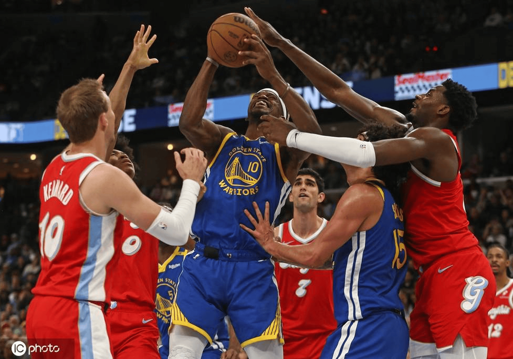 活塞客场力克灰熊，士气高昂赢得关键比赛的简单介绍