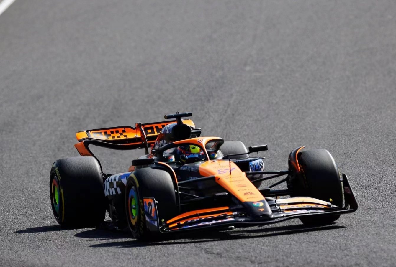 包含哈斯车队鏖战阿斯顿马丁，维斯塔潘点燃赛场的词条